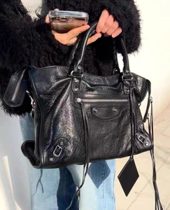 Nouveau sac fourre-tout bandoulière en cuir véritable Rivet pour moto avec fermeture éclair, style rétro sombre - Product Image 4