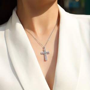 Collier pendentif croix en diamant de luxe en or blanc, élégant collier croix en diamant pour femmes et hommes, cadeau d'anniversaire ou de baptême - Product Image 1