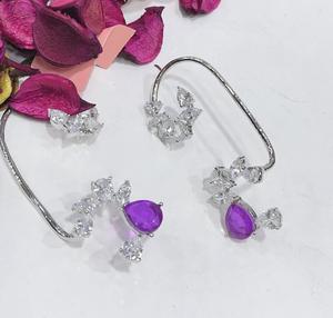 Pendientes elegantes con acabado plateado y circonitas de la mejor calidad para mujeres y niñas, ideales para looks de noche y fiestas. - Product Image 3