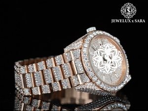 Montre-bracelet haut de gamme entièrement sertie de diamants blancs avec cadran doré pour les fêtes, les événements et le port quotidien de luxe, disponible à la vente - Product Image 4