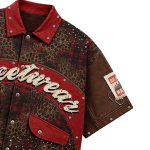 Chemise streetwear pour homme, patchwork, col rabattu, imprimé léopard rouge, broderie logo avant, style automne, style USA, mode américaine - Product Image 5