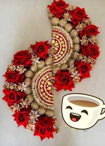 Platos Decorativos Hechos a Mano con Rosas Rojas y Gota Patti, Elementos Decorativos Urli Festivos de Primera Calidad, Fondo Floral Tradicional Rajastaní - Product Image 2