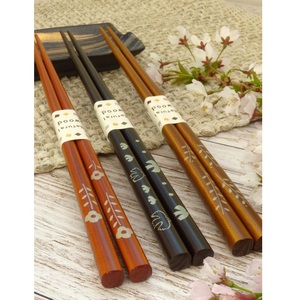 Ensemble de baguettes en bois, finition bois naturel, design traditionnel, vaisselle réutilisable - Product Image 1