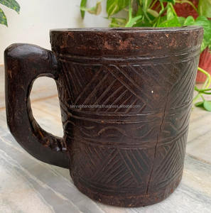 Taza penalizada para servir café té leche cerveza con tallado a mano en madera natural - Product Image 5