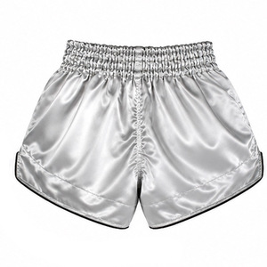 Shorts de boxe Muay Thai personnalisés pour hommes, en satin noir, polyester, taille haute, élastique, respirant, logo avant, sportif - Product Image 5