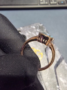 Anillo de Cóctel de Oro Rosa de 10K con Diamante de Corte Ovalado en Engaste de Puntas, Certificado IGI, Joyería de Lujo Unisex para Compromiso - Product Image 6