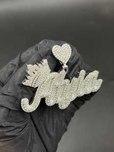 Colgante de Lujo con Nombre en Plata 925 y Moissanita, Diseño de Letra con Microincrustaciones en Corte Corazón, Joyería Unisex para Regalo - Product Image 5