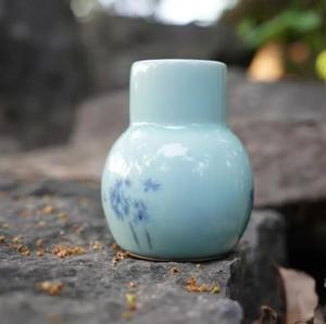 Jarrón de Cerámica Artístico con Esmalte Azul Suave, Detalle Floral Pintado a Mano, Diseño Compacto para un Elegante Acento Decorativo en el Hogar - Product Image 4