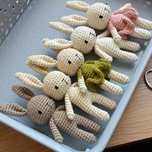 Jouet en peluche amigurumi au crochet fait main, éthique, vente en gros pour les boutiques et les magasins de cadeaux - Product Image 1