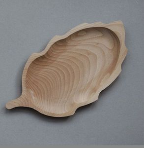Assiettes de service en bois en forme de feuille, faites à la main, gravées, design minimaliste, motif végétal - Product Image 3
