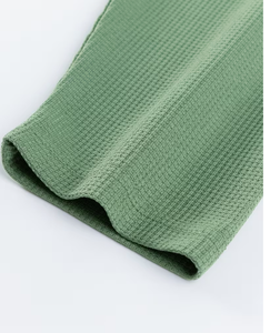 เสื้อเชิ้ตแขนยาวผู้ชายสีเขียว ผ้าถักลำลอง สีพื้น ระบายอากาศได้ดี คอวี เหมาะสำหรับใส่ในฤดูใบไม้ร่วง เสื้อแขนยาวผ้าฝ้าย - Product Image 2