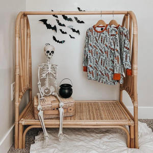 ชั้นวางเสื้อผ้าแบบแขวนทำจากหวายคุณภาพสูง ราคาแข่งขัน เหมาะสำหรับร้านค้า - Product Image 1