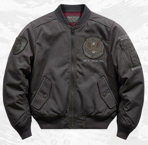 เสื้อแจ็คเก็ตบอมเบอร์สไตล์ยุทธวิธีสำหรับผู้ชาย ลายพิมพ์ท็อปโทกราฟิก ปักลายเสื้อผ้าแนวสตรีทแวร์ เสื้อกันลมแบบวาร์ซิตี้ - Product Image 1