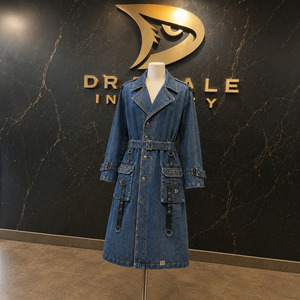 Abrigo de mezclilla con cinturón y bolsillos cargo, doble botonadura, personalizado para mujer, gabardina azul desgastado, premium, de manga larga, cortavientos, utilitario. - Product Image 1