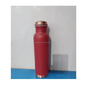 Botella de agua clásica de cobre para el almacenamiento regular de agua, basada en los tradicionales hábitos de bienestar y vida saludable. - Product Image 1