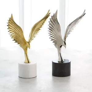 Sculpture Métallique Artisanale de Luxe pour Décoration Artistique de Salon – Aigle en Aluminium Plaqué Or pour Projets Intérieurs Haut de Gamme - Product Image 1
