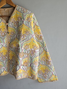 เสื้อแจ็คเก็ตผ้าควิลท์ลายดอกไม้สีเหลือง คอวี แขนสามส่วน ผ้าฝ้าย เสื้อคลุมฤดูใบไม้ผลิสำหรับผู้หญิง ของขวัญสำหรับเธอ - Product Image 5