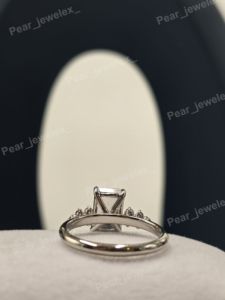 Anillo de compromiso de moissanita VVS, corte radiante, con piedras laterales de corte redondo, anillo de boda para mujer - Product Image 6
