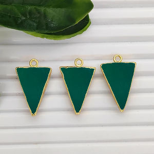 Colgante de Ónix Verde en Forma de Triángulo, Chapado en Oro, 20x15mm, Hecho a Mano, Conector para Joyería - Product Image 1