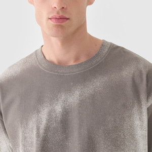 เสื้อยืดผู้ชายไซส์ใหญ่สีเทา ลายมัดย้อม แขนสั้น คอกลม สวมใส่สบาย ระบายอากาศได้ดี ผ้าคอตตอนเจอร์ซีย์ พิมพ์ลายตัวอักษรด้านหน้า - Product Image 2