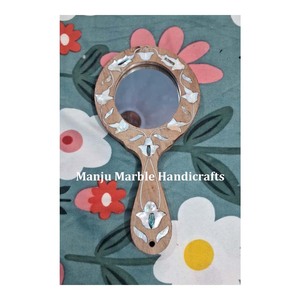 Miroir personnalisé au design unique, fabriqué à la main, en bois blanc, incrusté de pierres précieuses nacre, avec motifs floraux. - Product Image 1