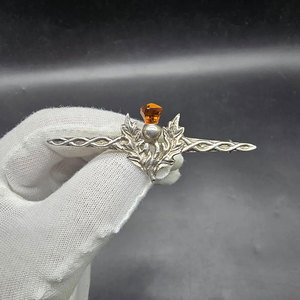 Broche Épingle à Kilt Vintage Écossaise 1950 Motif Thistle Tressage Celtique 76mm de Long Cristal Orange Citrine - Product Image 3