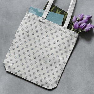 Bolsa de Mano Moderna de Algodón Estampada a Mano con Diseño Floral Decorativo, Ideal para Ir de Compras y para el Uso Diario - Product Image 1