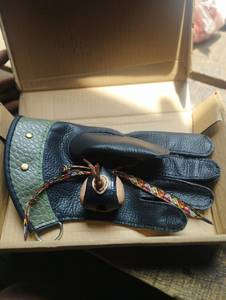 Guantes de combate de cuero negro con cordones, bolas de cuero y anillos metálicos - Product Image 2