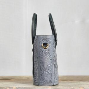 Bolso Tote de Cuero Genuino con Grabado Floral, Dos Asas, Cierre de Cremallera, para Uso Diario en Todas las Estaciones - Product Image 4