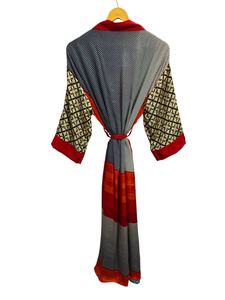 Kimono de Seda India con Parches de Sari, Túnica Larga para Usar sobre el Bikini o como Ropa de Dormir, Kimono de Seda Reciclada Vintage Hecho a Mano en India - Product Image 4