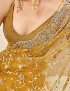 Sari de viscosa bordado estilo Bollywood para mujer KV con característica de secado rápido y blusa sin coser (mostaza) Otoño - Product Image 4
