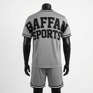 Conjunto Deportivo de Malla Transpirable de Poliéster Premium, Gris y Negro, con Logotipo Personalizado Serigrafiado para Hombre - Product Image 4