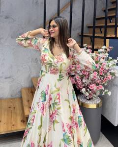 Robe élégante en faux georgette à motifs floraux avec travail de miroirs et pierres et dupatta en organza - Product Image 1