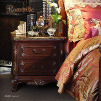 Ensemble de chambre à coucher classique européen, lit capitonné de luxe, cadre en bois massif, meubles élégants de style français pour villa et hôtel