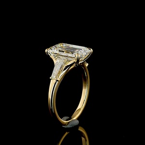 Fabricant de bijoux sur mesure, certifié IGI, bague en moissanite taille émeraude 4 carats, or 14 carats, baguette conique, trois pierres, bague d'anniversaire - Product Image 4