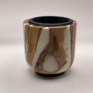 Brûleur d'encens en bois et résine verte avec insert en métal, mettant en valeur de superbes graines naturelles pour sublimer votre espace d'aromathérapie - Product Image 3