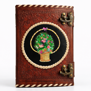 Diario Vintage de Cuero Genuino Hecho a Mano con Cierre Metálico, Cordón de Cuero y Diseño Floral para Bodas y Cumpleaños, Artesanía de Rajasthan - Product Image 1