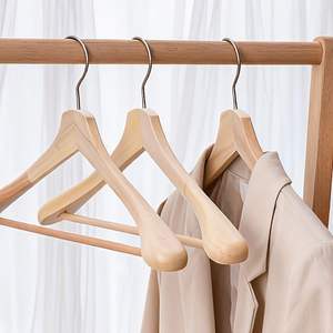 Percha de madera maciza diseñada para un uso duradero en hogares, hoteles y exhibiciones de ropa en tiendas. - Product Image 5