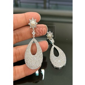 Magnifiques boucles d'oreilles en argent poli de qualité supérieure, style moderne, pour fêtes, mariages et occasions spéciales, collection pour femmes et filles. - Product Image 2