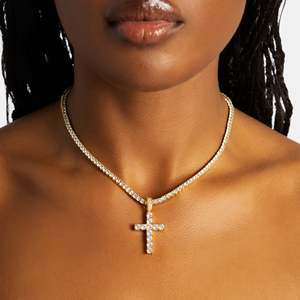Collier pendentif croix en moissanite plaqué or 18 carats de luxe, taille brillant rond, serti à griffes, chaîne maille forçat, bijoux chrétiens unisexes - Product Image 4