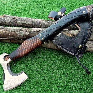 ขวานตีไฟฟ้า ZA DAMASCUS MAKERS รุ่น Tomahawk Hatchet ใบมีดเหล็กคาร์บอน ด้ามไม้ 5 ชั้น ขวานเอาตัวรอด ลายสลัก สำหรับตัดต้นไม้ งานไม้ - Product Image 4