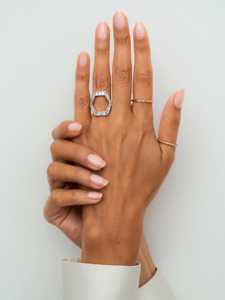 แหวนเพชรทรงสเตทเมนท์แบบช่องฝัง 14K ทองคำแท้ ทรงปรินเซสคัท เพชรเลี้ยงในห้องปฏิบัติการ ดีไซน์เรียบหรู สามารถสวมซ้อนกันได้ ผลิตโดยผู้ผลิตเครื่องประดับ - Product Image 4