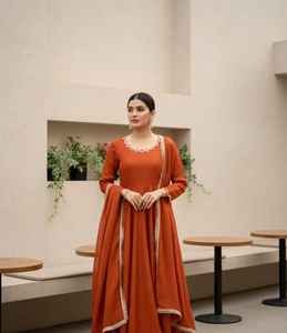 ชุดเดรส Anarkali สไตล์บูติกคุณภาพสูงสำหรับผู้หญิง ออกแบบโดยดีไซเนอร์ชาวอินเดียและปากีสถาน เหมาะสำหรับงานปาร์ตี้ พร้อมงานปักด้วยเครื่องจักร ชุดสัลวาร์ คามีซ - Product Image 5