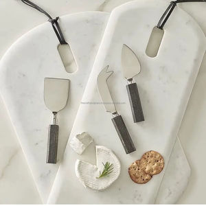 Planche à découper en marbre avec un look moderne, idéale pour les cuisines élégantes à la recherche d'accessoires pratiques et décoratifs - Product Image 1