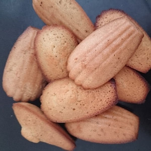 Molde clásico para magdalenas de 12 cavidades, estampado integrado, revestimiento antiadherente profesional de doble cara, acero al carbono, apto para hornear en horno. - Product Image 4