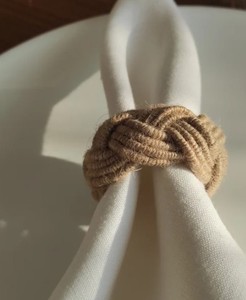 Anneau de serviette en raphia fait main motif tournesol - Product Image 3