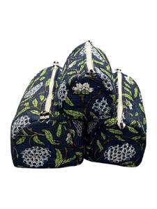 Pochette cosmétique matelassée de luxe bleu indigo à motifs floraux |   Pochette à maquillage en coton faite à la main avec feuille de plastique |   Maître-œuvre des articles de toilette de voyage - Product Image 1
