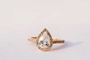 Anillo de compromiso con diamante cultivado en laboratorio en forma de pera, halo de diamantes pavé, anillo nupcial de oro. - Product Image 6