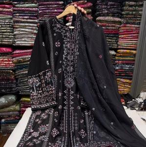Robe d'été en tissu lawn de qualité supérieure pour femmes 2026, vente en gros, ensembles décontractés 3 pièces pour femmes pakistanaises - Product Image 2