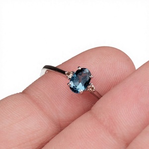 Vente en gros de bagues à trois pierres en argent sterling 925 massif avec accent en topaze bleue de Londres ovale naturelle et CZ, Memoria Jewels - Product Image 5